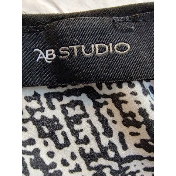 AB Studio Woman's Black White Chiffon Blouse Size M Keyhole Neck Back Slit Hi Lo - Picture 7 of 8